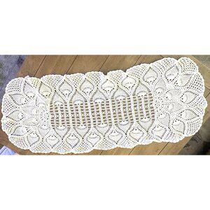Crochet Lace Table Runner W/Scalloped Edges VNT 35" X 13" Grannycore pineapple